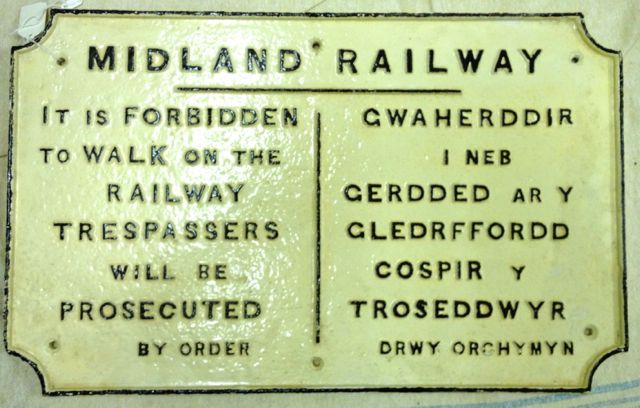 A bi-lingual tresspass sign used in the Swansea area